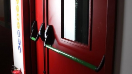 Двери для эвакуационных выходов, Государственные учреждения