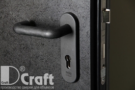 Входная дверь в кинозал и эвакуационный выход